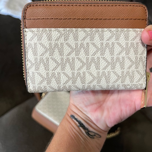 EUC MATCHING MK JET SET WONT SEPARATE - Picture 14 of 16